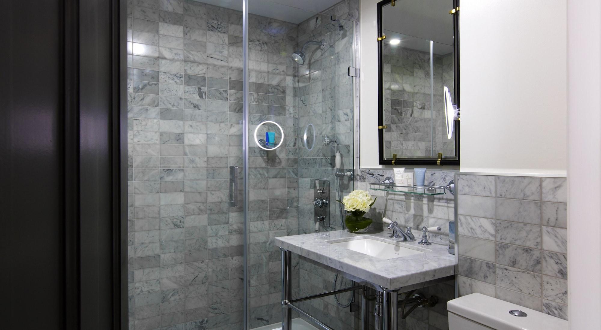 The Academy - Small Luxury Hotels Of The World Londýn Exteriér fotografie A bathroom with a shower enclosure