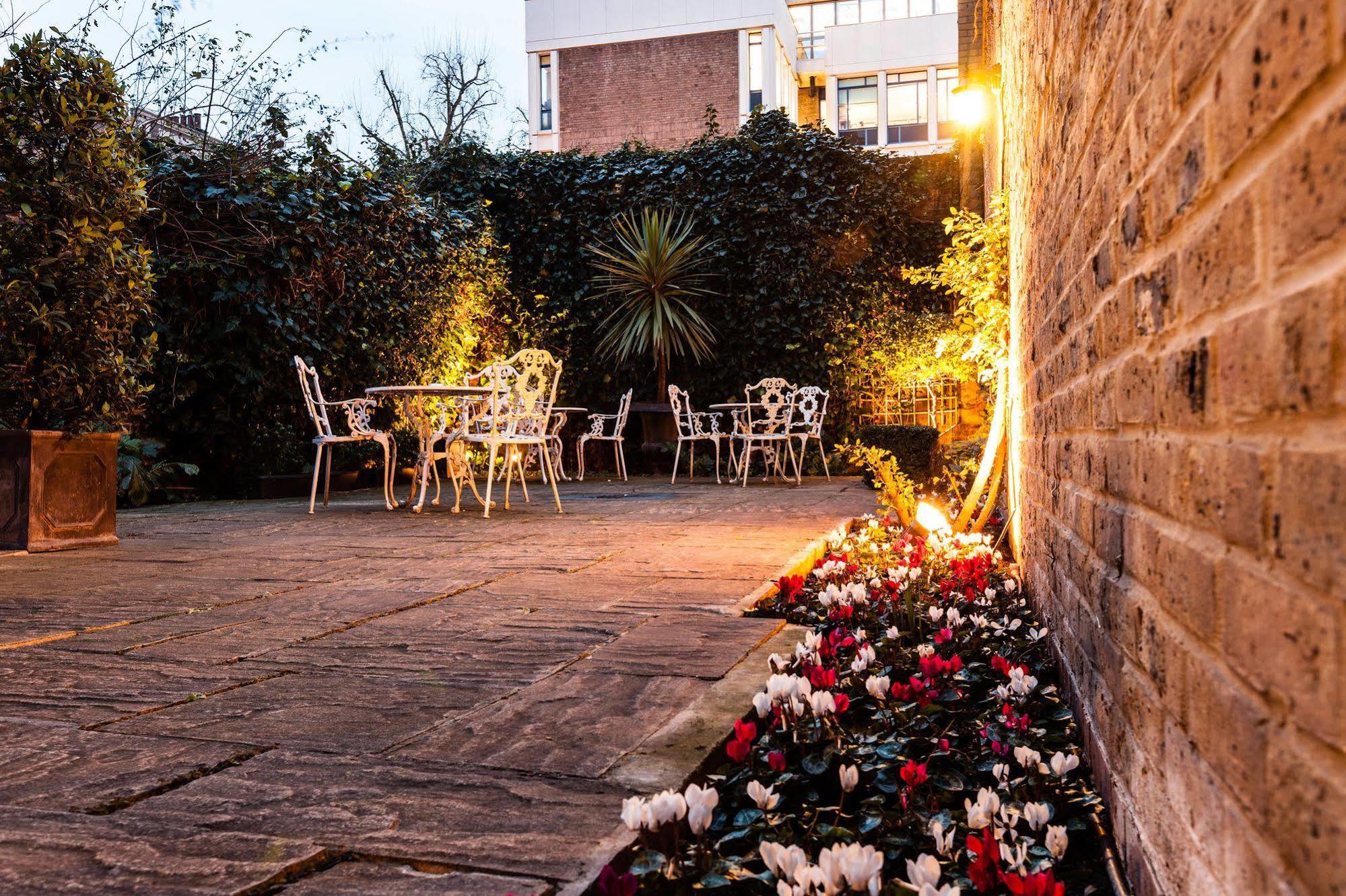 The Academy - Small Luxury Hotels Of The World Londýn Exteriér fotografie The courtyard at the Old Vicarage