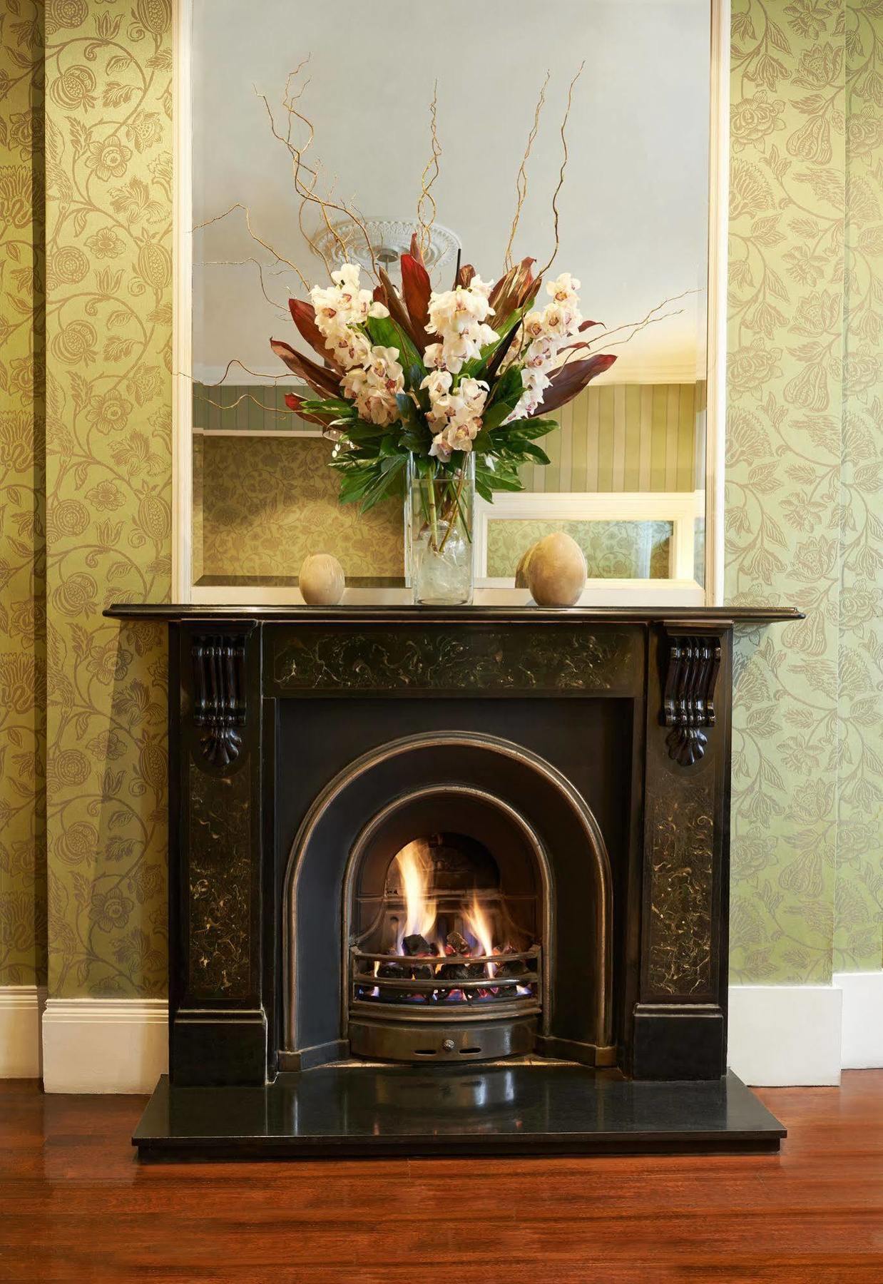 The Academy - Small Luxury Hotels Of The World Londýn Exteriér fotografie A fireplace in the hotel