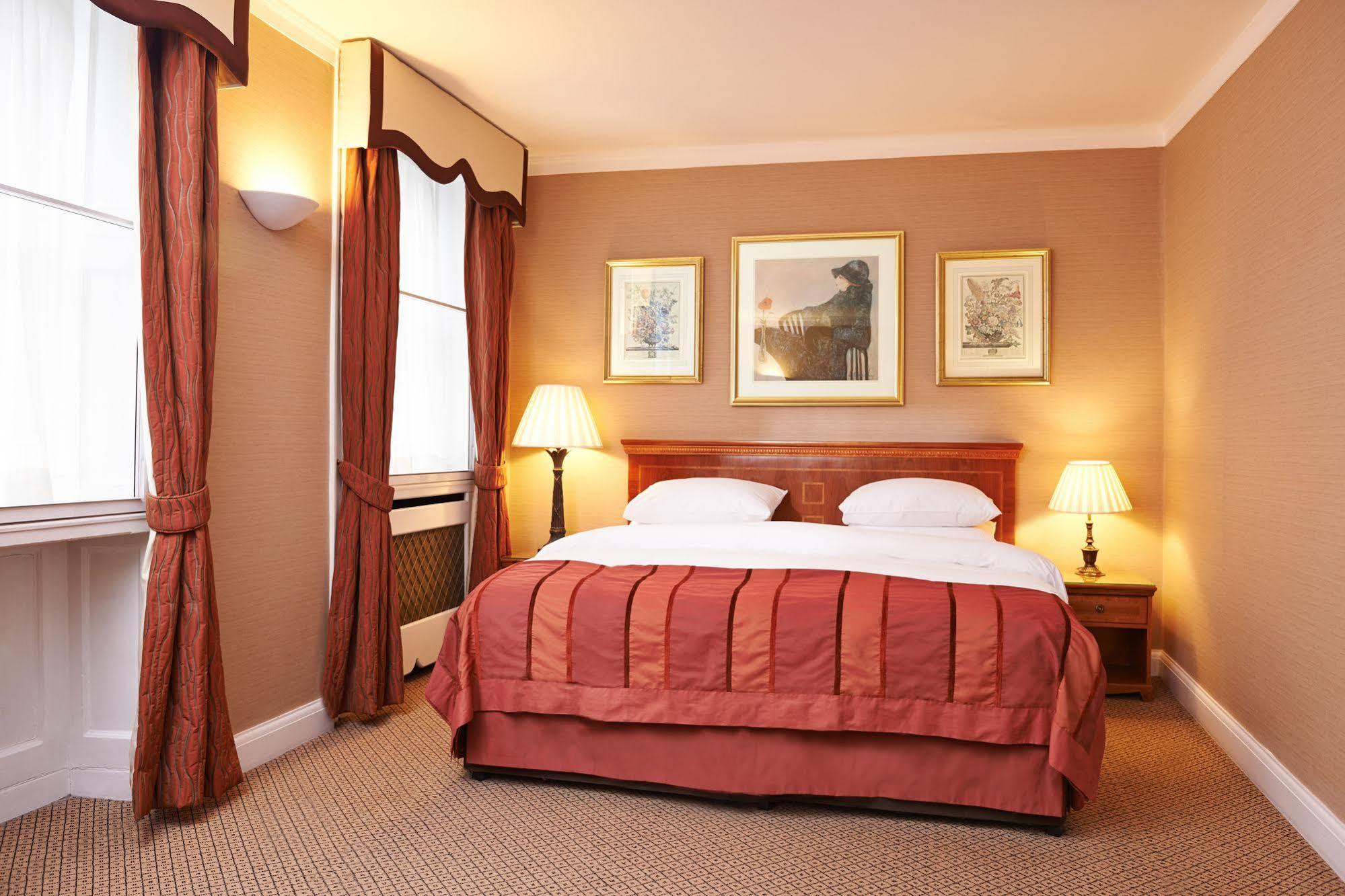 The Academy - Small Luxury Hotels Of The World Londýn Exteriér fotografie A bedroom at the hotel