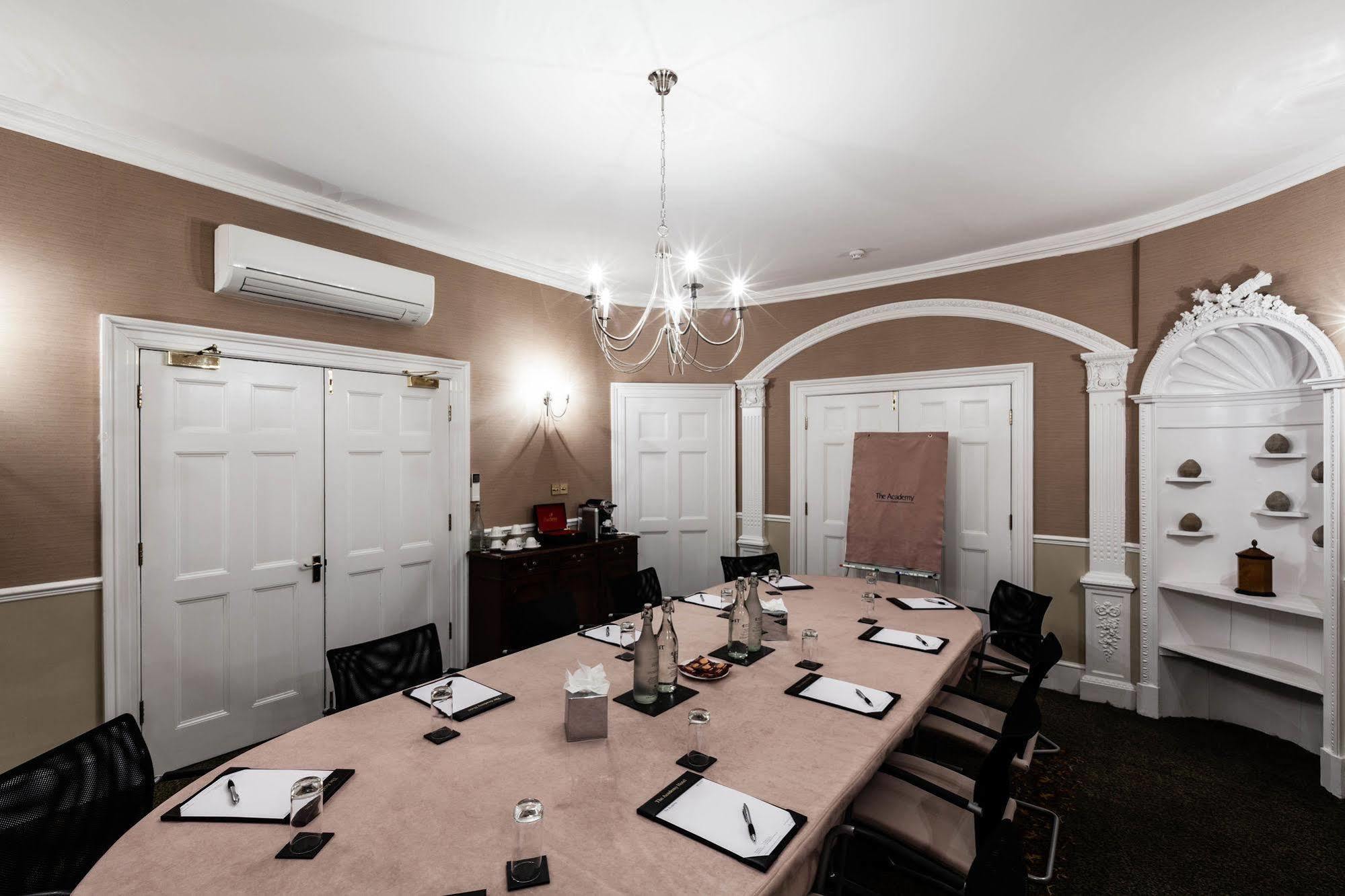 The Academy - Small Luxury Hotels Of The World Londýn Exteriér fotografie The boardroom at the Old Bank Hotel