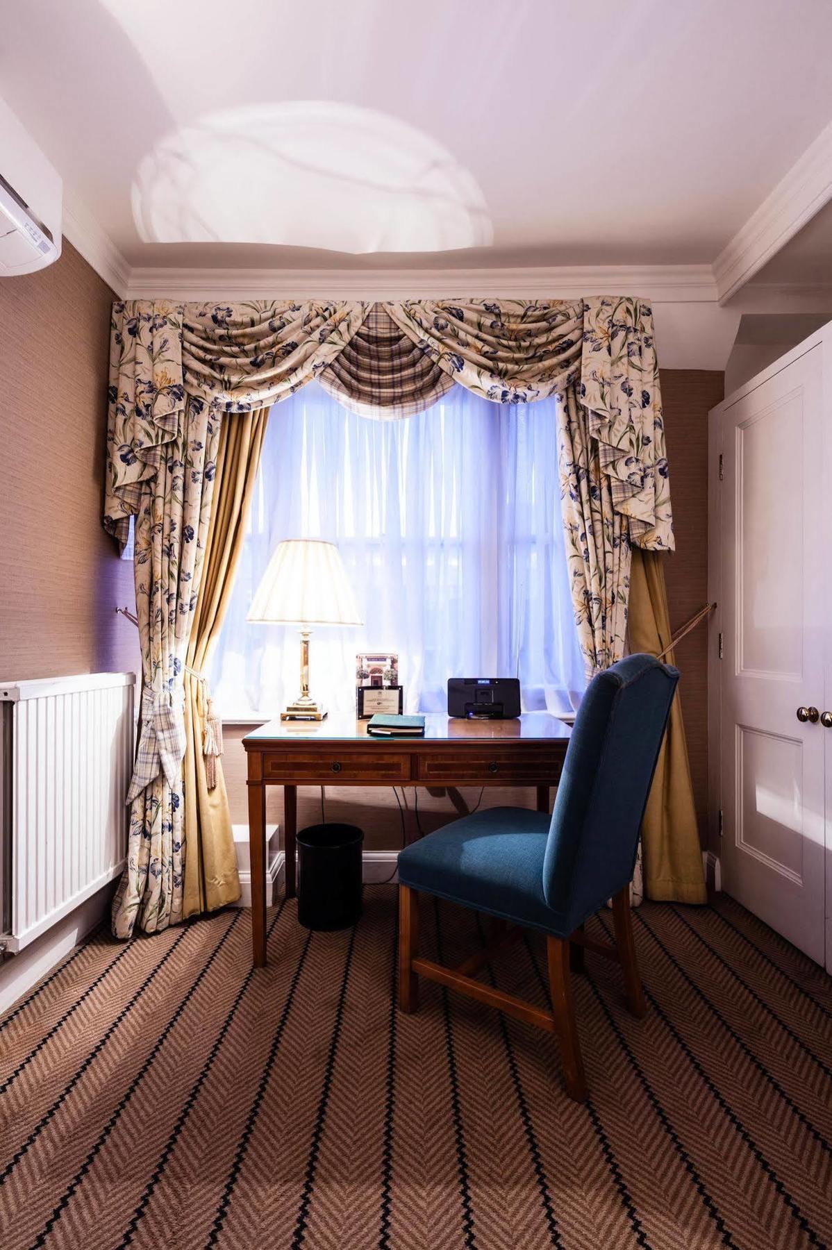 The Academy - Small Luxury Hotels Of The World Londýn Exteriér fotografie Curtains in a hotel room