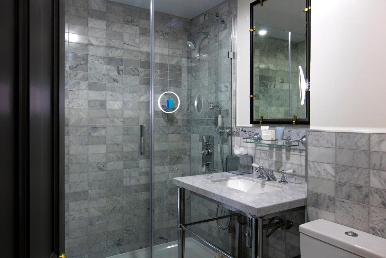 The Academy - Small Luxury Hotels Of The World Londýn Exteriér fotografie A shower with a fixed shower head