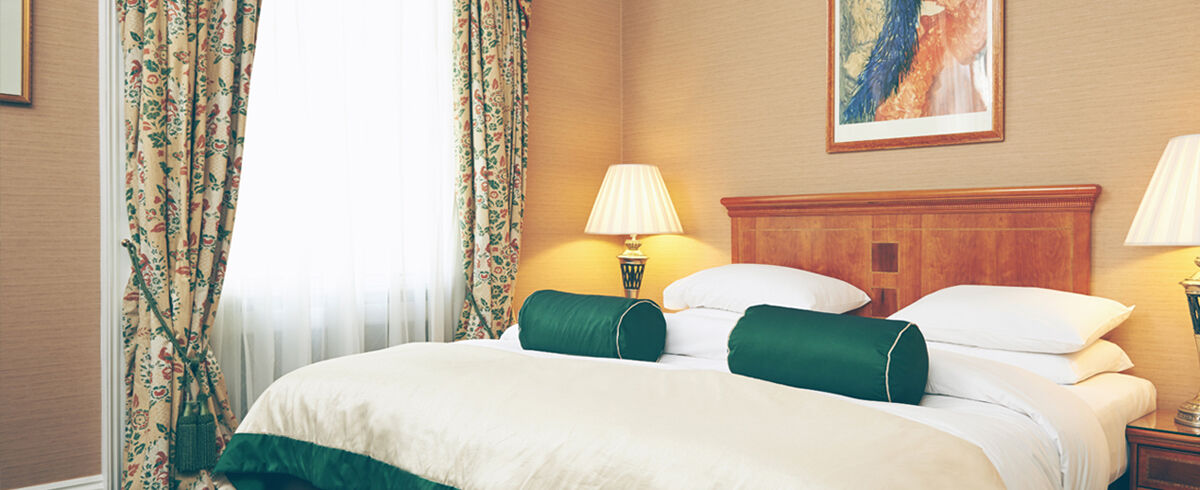 The Academy - Small Luxury Hotels Of The World Londýn Exteriér fotografie A pair of bolster pillows on a bed